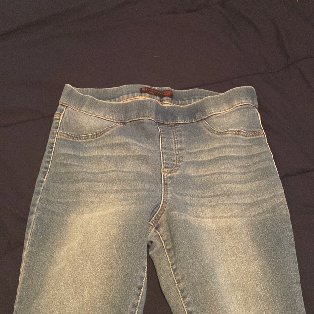 I am selling some blue jeans.they are a size11-13.the brand is no boundaries